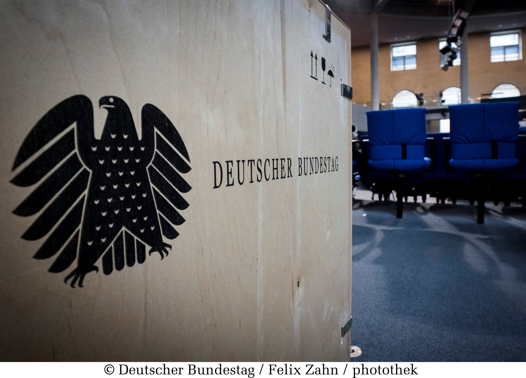 Bild: Versandkarton mit Logo des Bundestages
